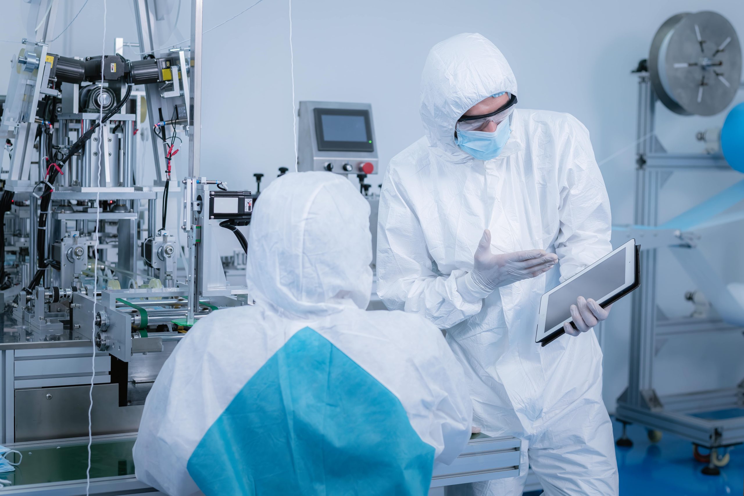 Deux chercheurs dans un laboratoire, l'un tenant une tablette, représentant l'engagement d'OptimHal à innover pour les patients allergiques, asthmatiques et en insuffisance respiratoire.