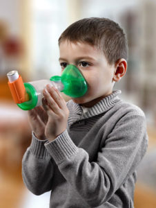 Comment utiliser un aérosol-doseur avec un tube d'espacement et un masque -  enfant plus âgé 